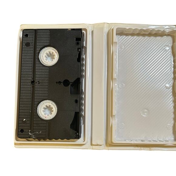 Disney’s 102 Dalmatians VHS Tape - Picture 6 of 7